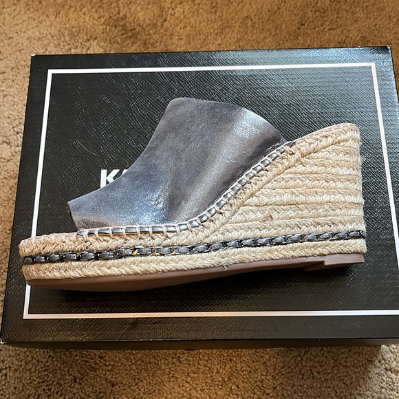 Karl Lagerfeld Paris Women's Carina Wedge Sandal size 7.5 new in box. - Picture 3 of 7